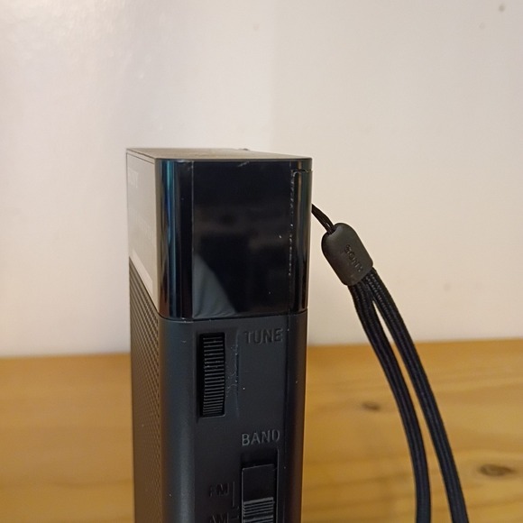 Sony ICF-P26 Portable Pocket FM/AM Radio Built-in Speaker TESTED & WORKING - Picture 4 of 10